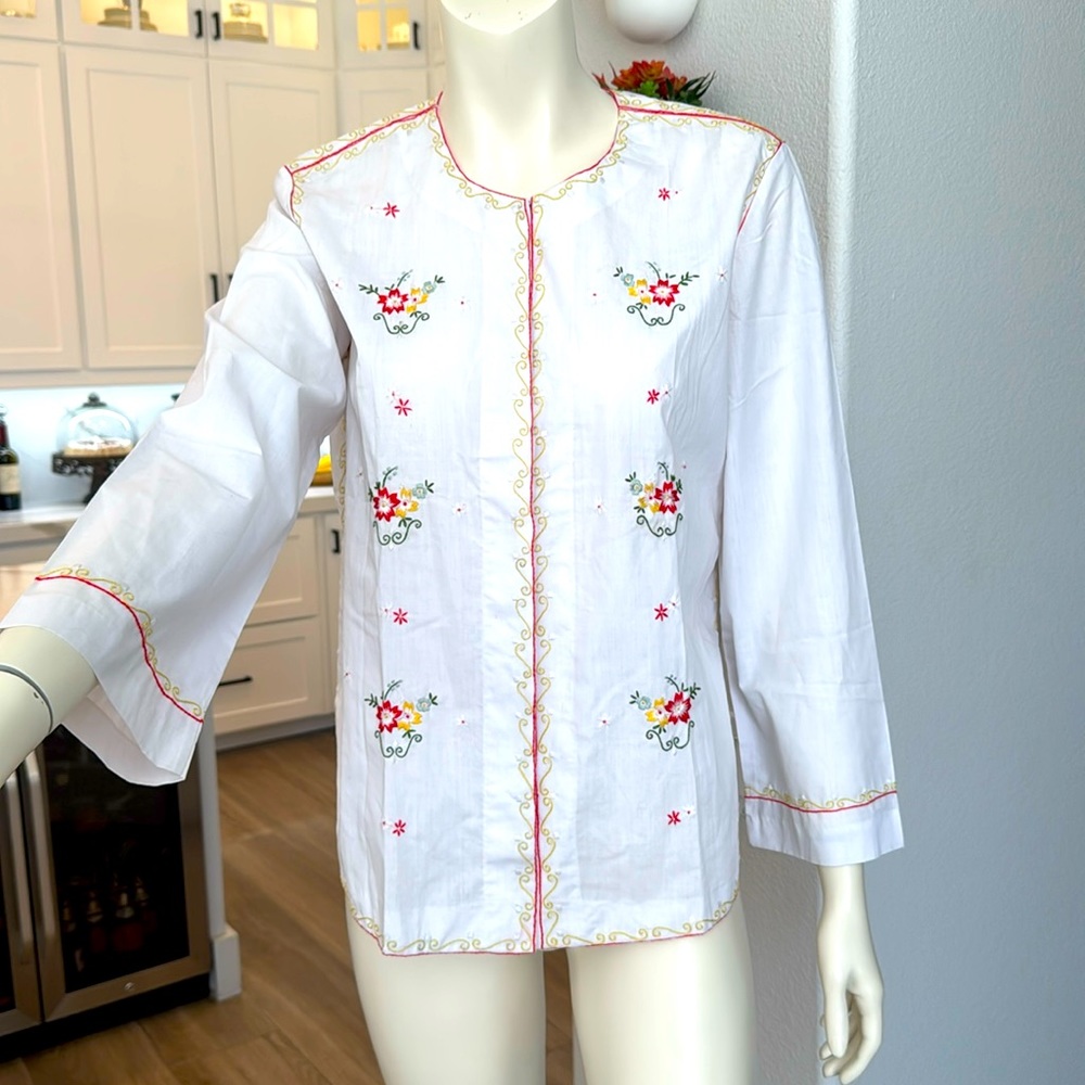Vintage Bai Hua Women Top White Embroidered Flowers
Size 40